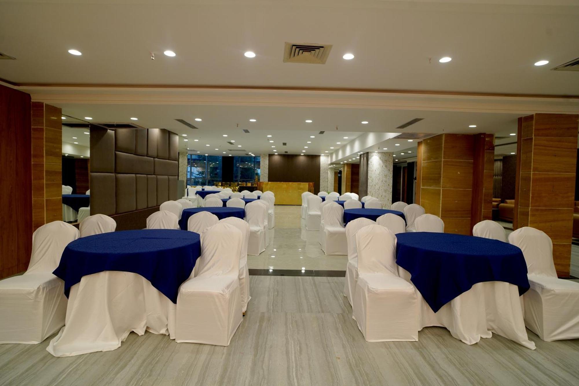Hotel Sakura Gold Gurgaon Esterno foto