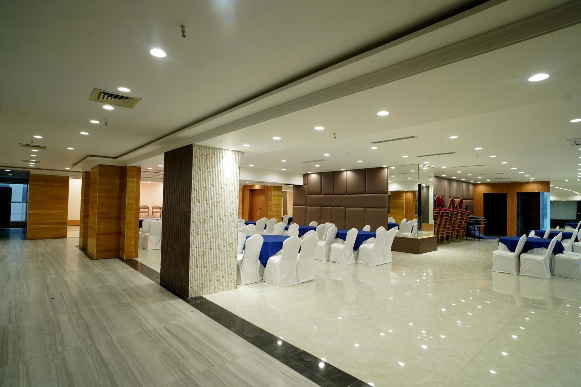 Hotel Sakura Gold Gurgaon Esterno foto
