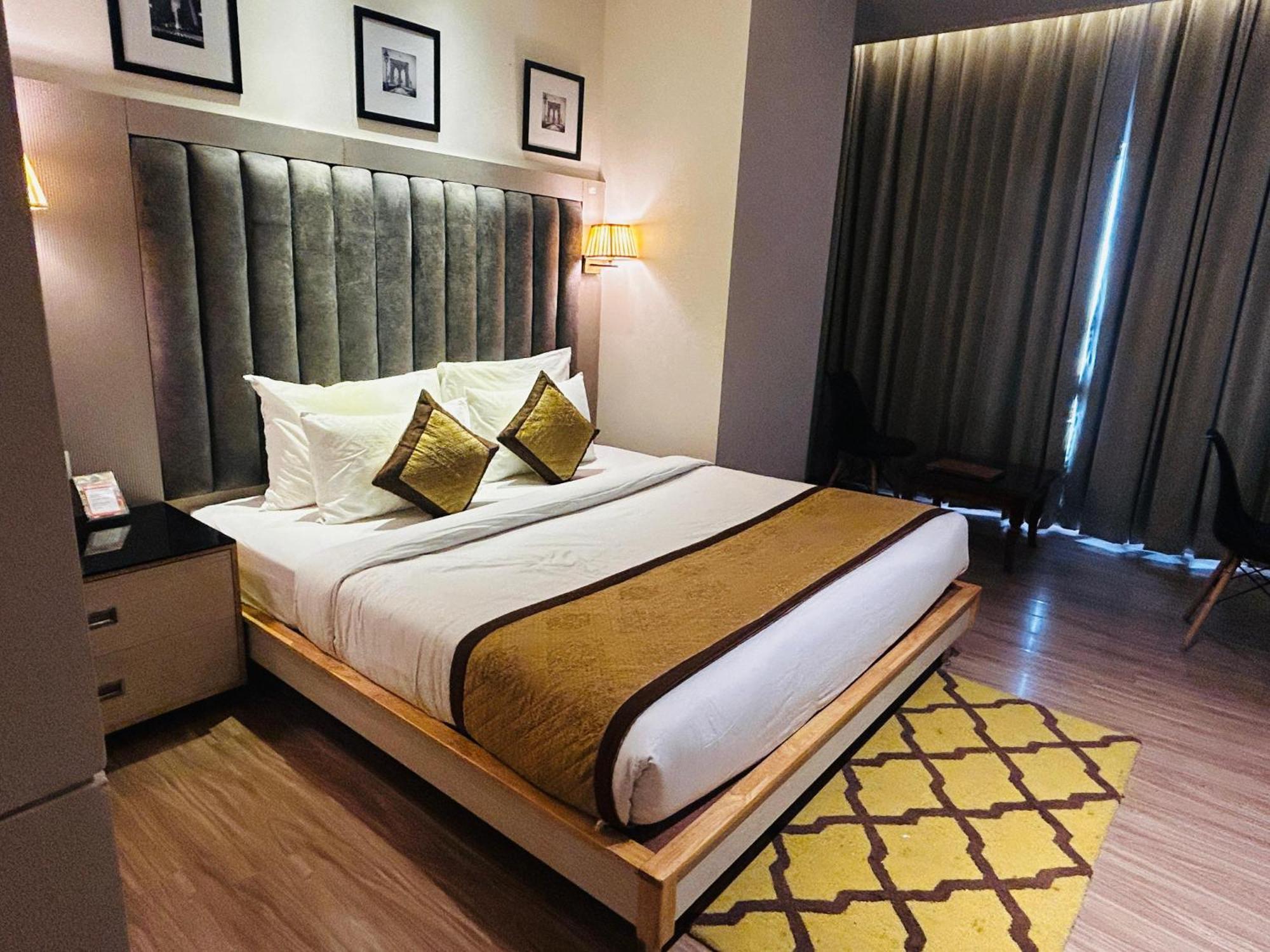 Hotel Sakura Gold Gurgaon Esterno foto