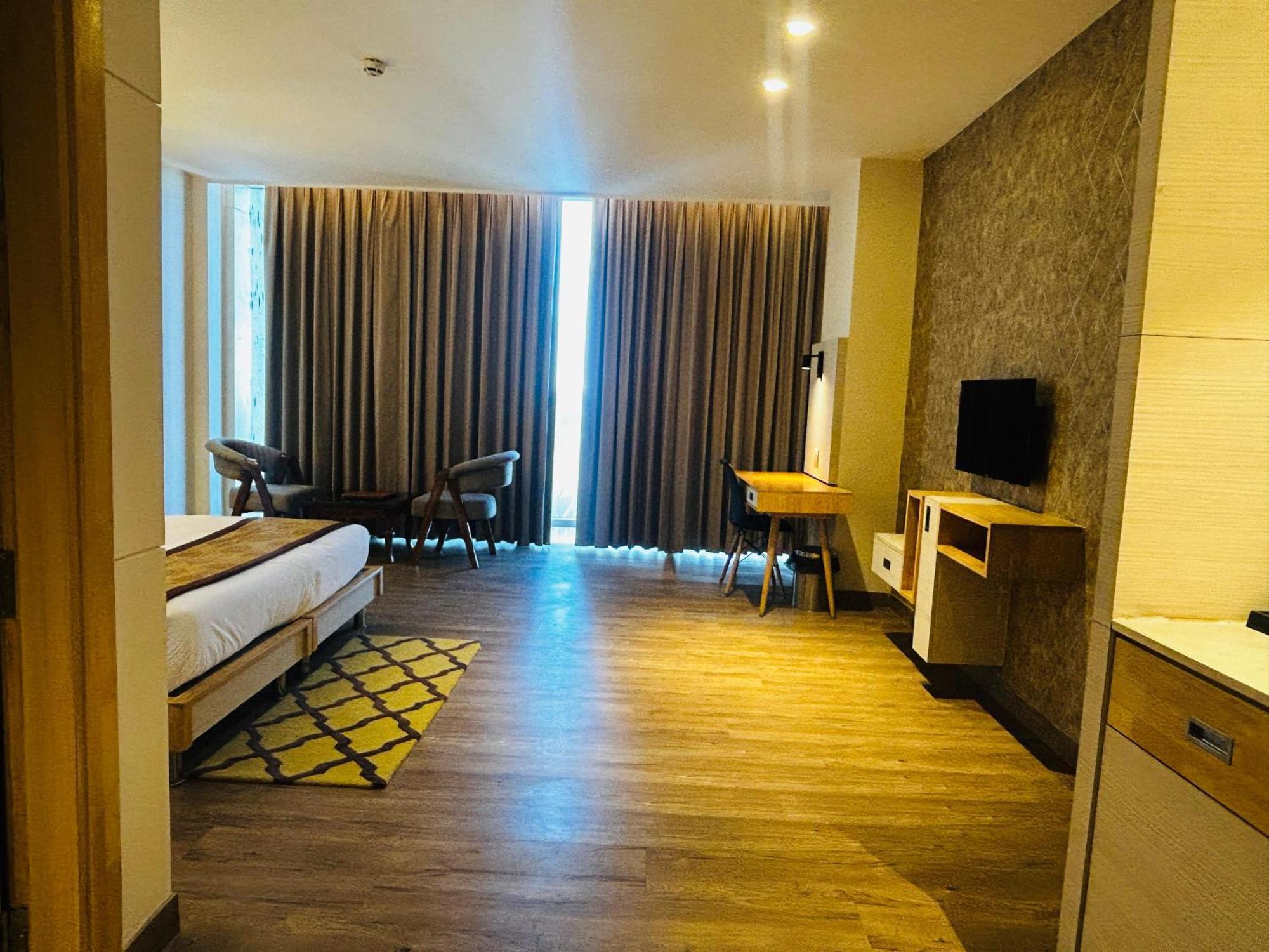 Hotel Sakura Gold Gurgaon Esterno foto