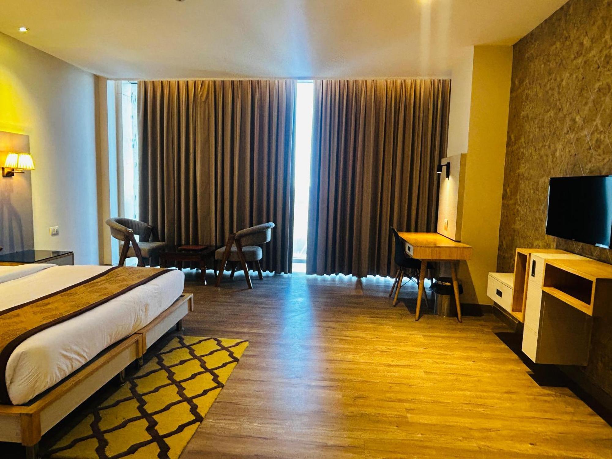 Hotel Sakura Gold Gurgaon Esterno foto