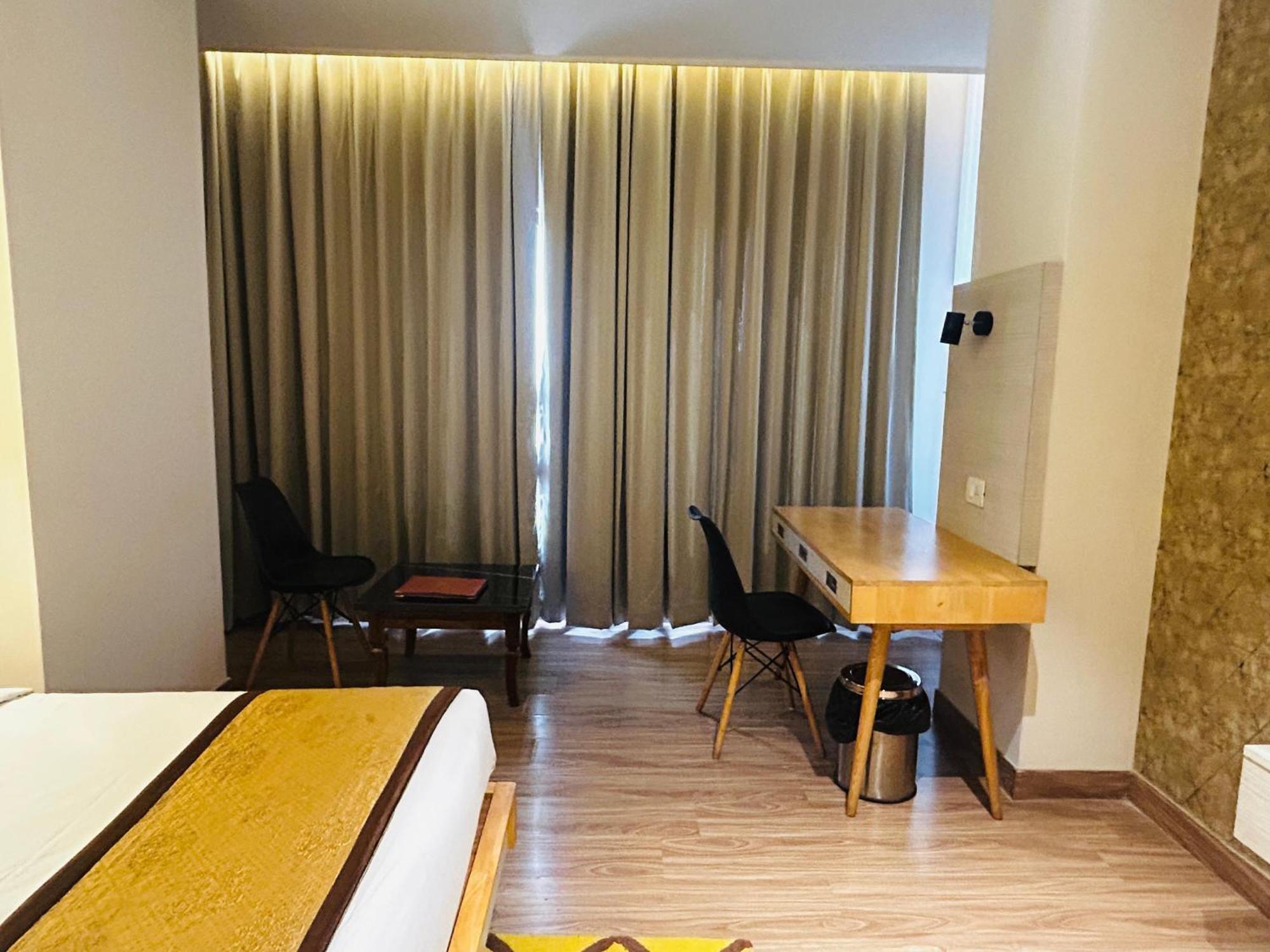 Hotel Sakura Gold Gurgaon Esterno foto