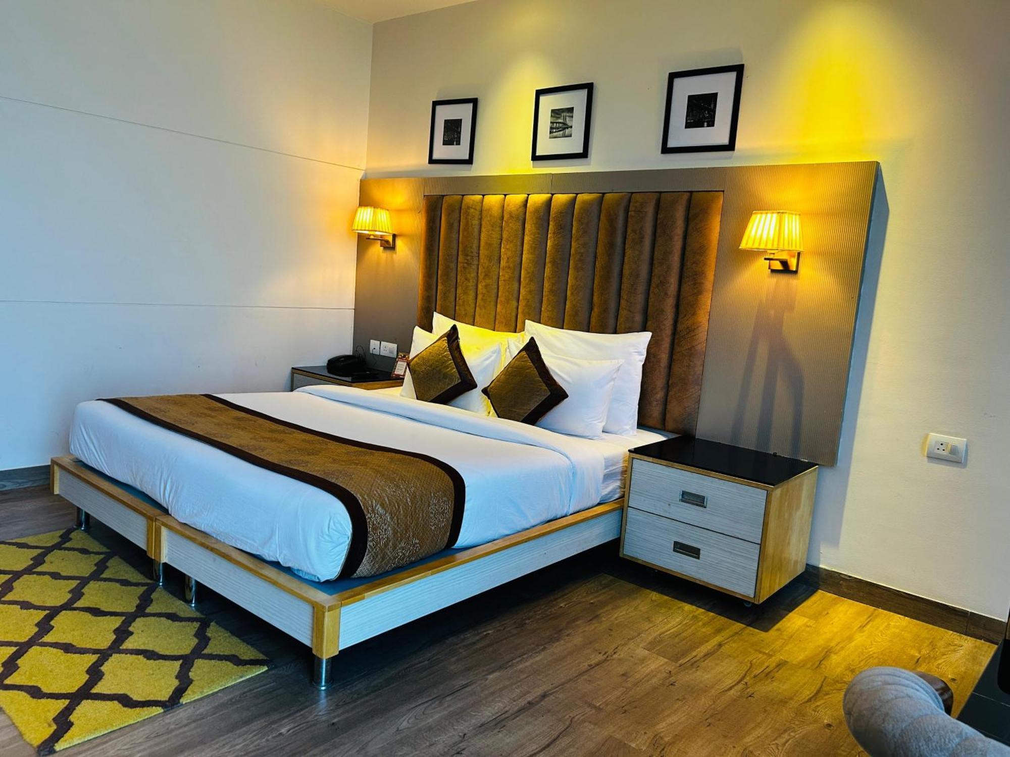 Hotel Sakura Gold Gurgaon Esterno foto
