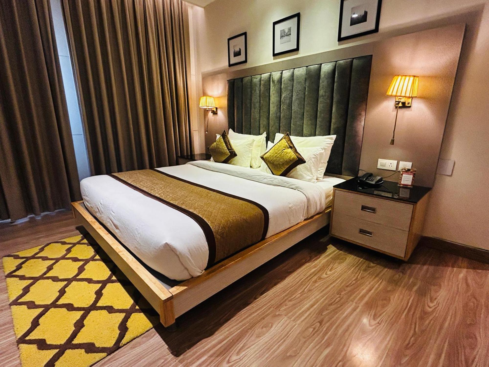 Hotel Sakura Gold Gurgaon Esterno foto