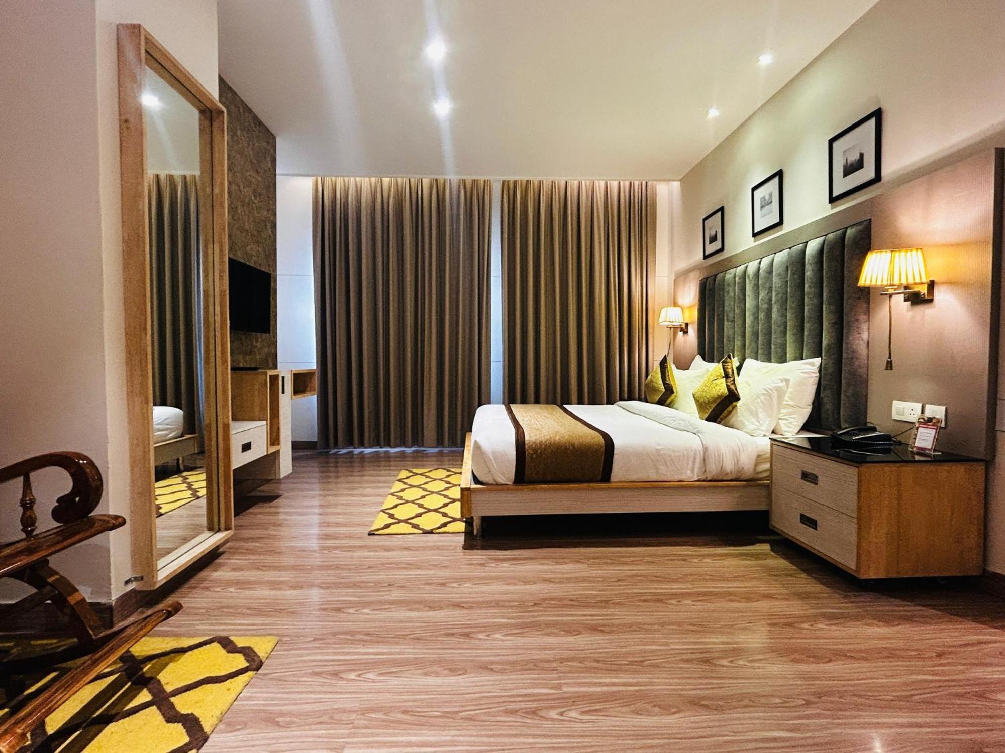 Hotel Sakura Gold Gurgaon Esterno foto