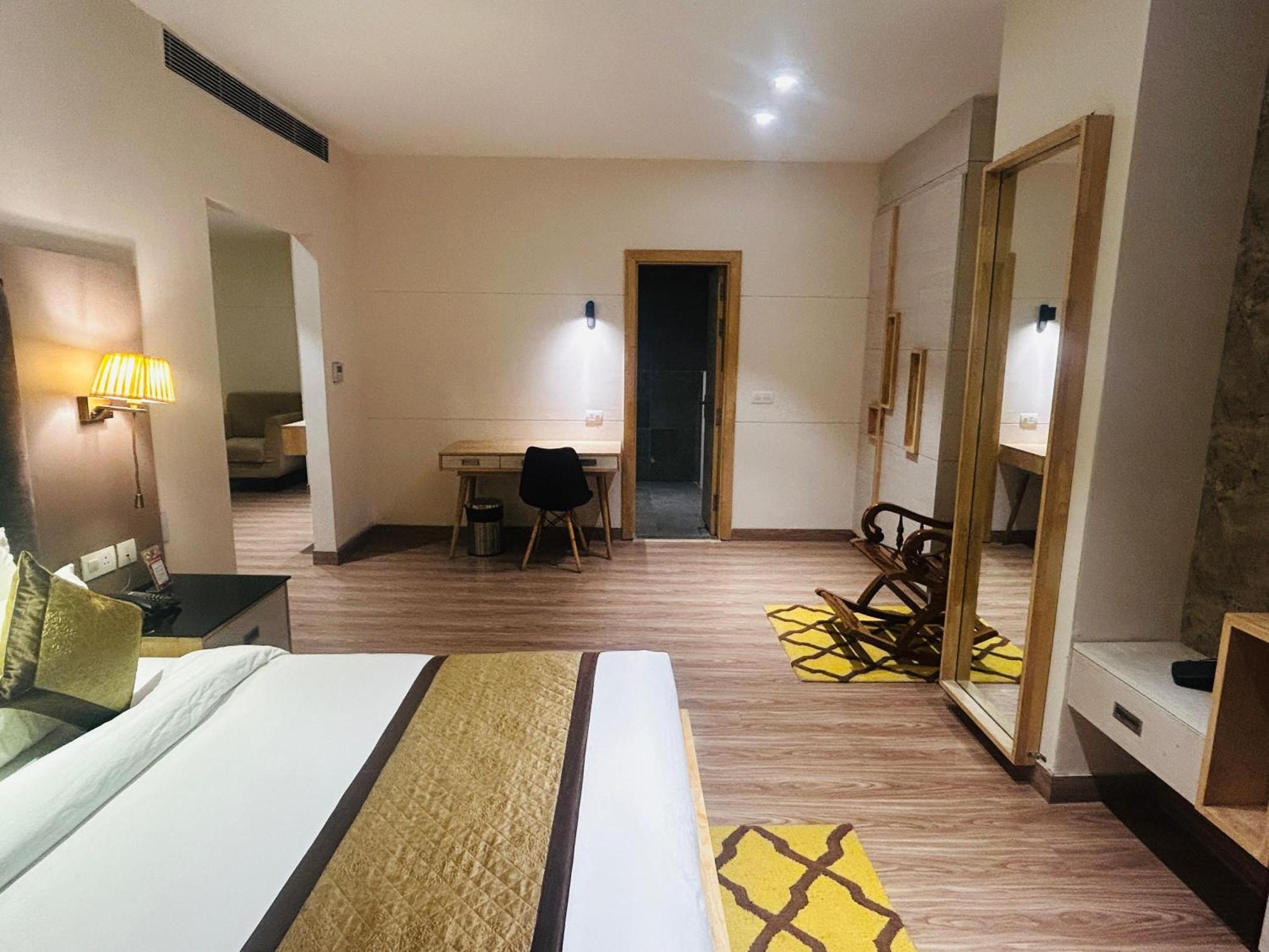 Hotel Sakura Gold Gurgaon Esterno foto