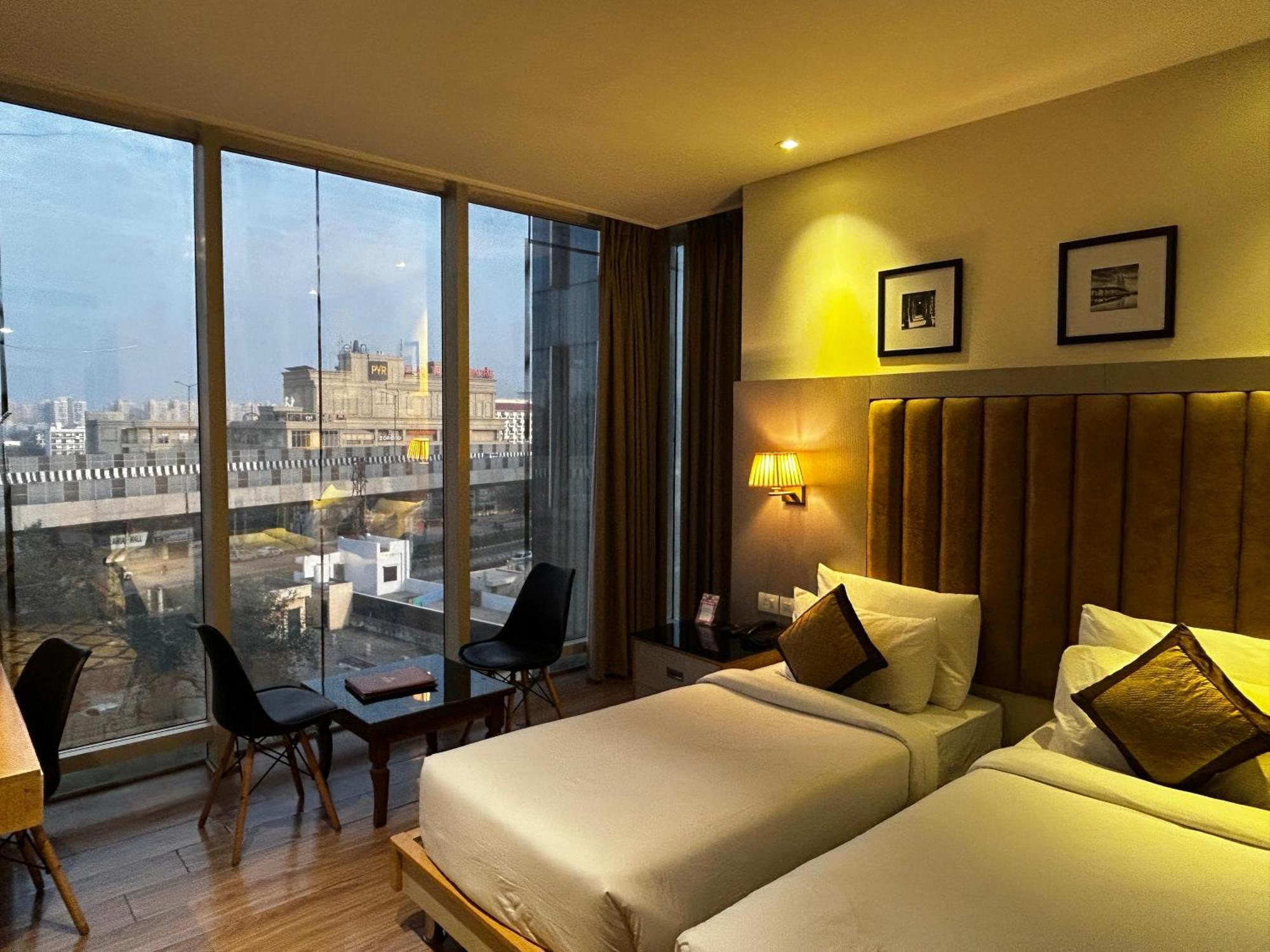 Hotel Sakura Gold Gurgaon Esterno foto